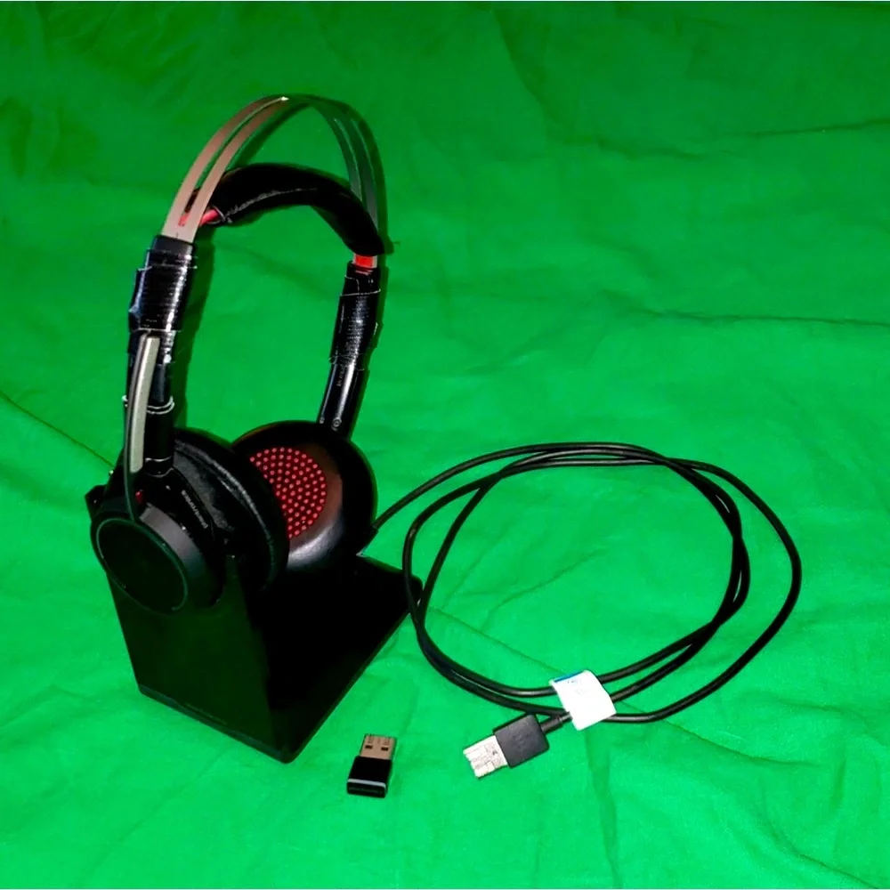 Poly Voyager Focus Bluetooth Headset for PC Cell phone+ Charge Stand Plantronics